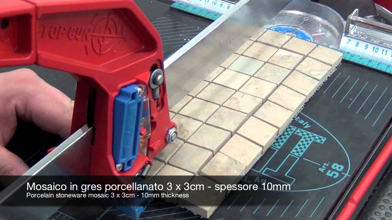 Taglio di mosaico e vetro con tagliapiastrelle manuale