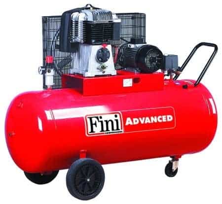 Compresor aer cu ulei Fini 5.5cp 270l debit aer aspirat 582l/min debit aer refulat 380l/min 10bar 136kg 1 Compresor aer cu ulei Fini 7.5cp 270l debit aer aspirat 705l/min debit aer refulat 494l/min 10bar 117kg