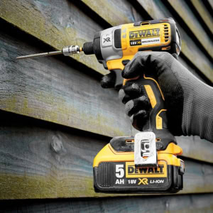 Masina de insurubat cu impact, cu acumulatori Dewalt DCF887P2, 18V/5.0Ah, cuplu maxim 205 Nm, 2 acumulatori, incarcator si valiza de transport | Travandi.ro