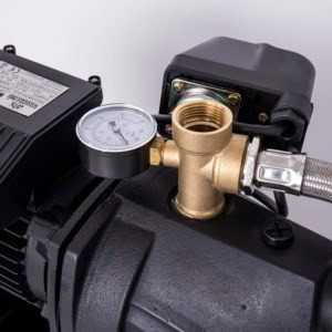 Hidrofor cu pompa autoamorsanta, fonta, putere 900 W, debit 3960 l/h, inaltime refulare 44 m, vas de expansiune 24 l