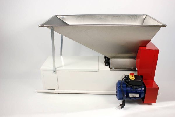 Zdrobitor desciorchinator struguri, cu motor Enoitalia Eno 3 semiinox cu motor, cuva inox, carcasa tabla smaltuita, cuva cu valturi, motor 0,75 kW, productivitate 1000-1200 kg/h