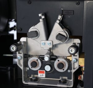 ProWELD MIG 500Y Stație sudură trifazată 500A pentru Oțel, Inox, Aluminiu, Fontă, MIG/MAG sinergic, TIG Lift, MMA + derulator extern, bobină 15kg, LCD dual