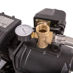 Hidrofor cu pompa autoamorsanta Wasserkonig WSK4143-25, fonta, putere 950 W, debit 4140 l/h, inaltime refulare 43 m, vas de expansiune 24 litri | Travandi.ro