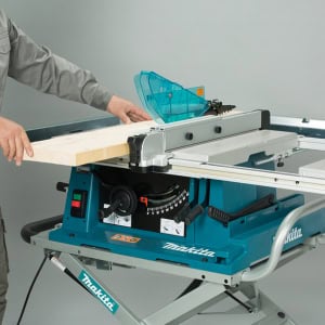 Fierastrau circular cu masa 1650W, 260 mm MAKITA 2704N | Travandi.ro