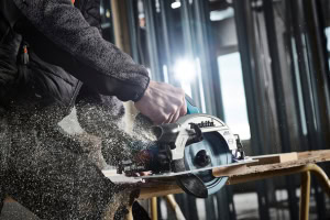 Fierastrau circular de mana LXT 18V, 165 mm, livrat cu 2 acumulatori MAKITA DHS660RTJ | Travandi.ro