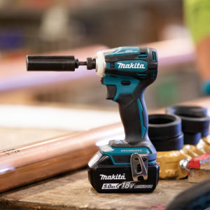 Masina de insurubat cu impact LXT 18V, 180 Nm, fara acumulatori MAKITA DTD172Z | Travandi.ro