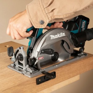 Fierastrau circular manual XGT, 165 mm, livrat cu 2 acumulatori 40Vmax 2.5Ah MAKITA HS012GD201 | Travandi.ro
