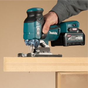 Fierastrau vertical XGT, 26 mm, 3.000 SPM, livrat cu 2 acumulatori 40Vmax 2.5Ah MAKITA JV001GD201 | Travandi.ro