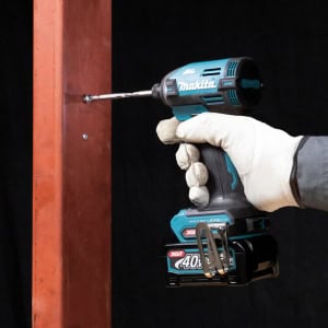 Masina de insurubat cu impact XGT, 210 Nm, livrata cu 2 acumulatori 40Vmax 2.0Ah MAKITA TD003GA201 | Travandi.ro