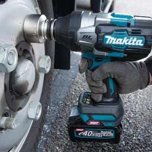 Cheie de strans cu impact XGT, 1800 Nm, livrata cu 2 acumulatori 40Vmax 4.0Ah MAKITA TW001GM201 | Travandi.ro
