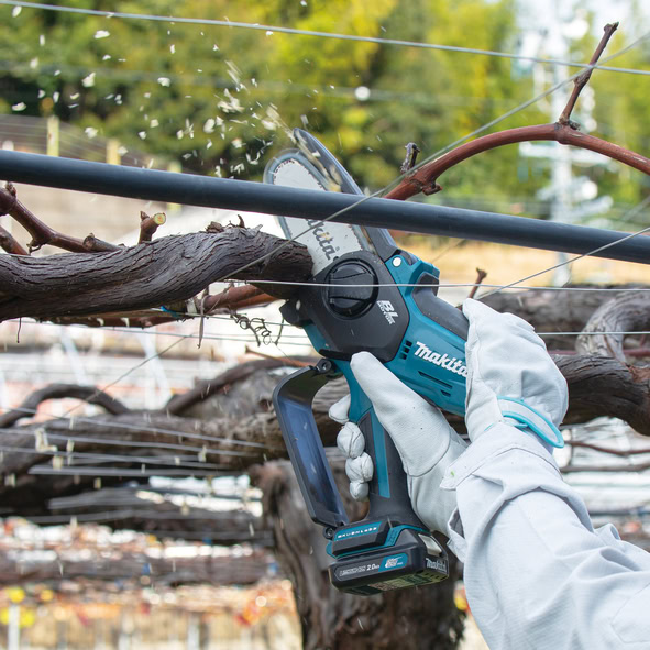 Mini-fierastrau cu lant CXT 12Vmax, 10 cm, livrat fara acumulatori MAKITA UC100DZ 3 Mini-fierastrau cu lant CXT 12Vmax, 10 cm, livrat fara acumulatori MAKITA UC100DZ - Image 3