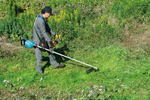 Mașină de cosit iarbă XGT 40Vmax, 45 cm, livrată cu 2 acumulatori XGT 5.0Ah MAKITA UR013GT204 | Travandi.ro
