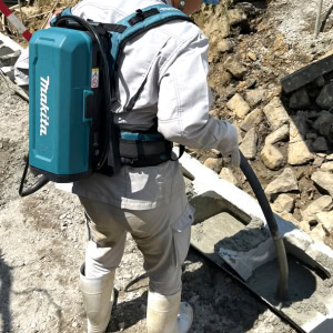 Vibrator pentru beton compatibil cu acumulatorul tip rucsac PDC1200, 43 mm, 1,5 m MAKITA VR001CZ | Travandi.ro