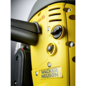 Ciocan demolator Wacker Neuson BH65 27x80, motor benzina 2T, sistem prindere 27x80 mm, forta de impact 65 J | Travandi.ro