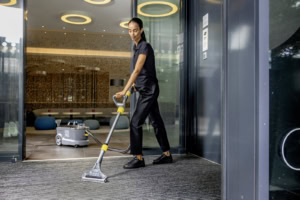 Aspirator cu spalare prin injectie-extractie profesional Karcher Puzzi 10/1 | Travandi.ro