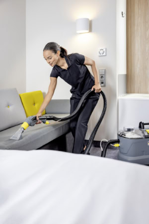 Aspirator cu spalare prin injectie-extractie profesional Karcher Puzzi 10/1 | Travandi.ro