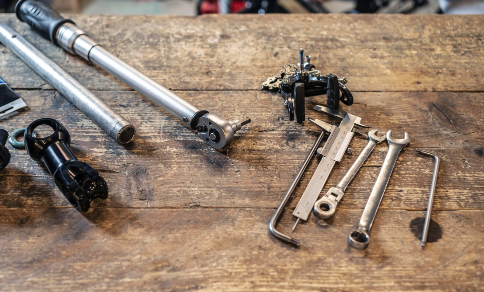 De ce se afumă bujia la motocultor? Diagnostic corect | Travandi.ro