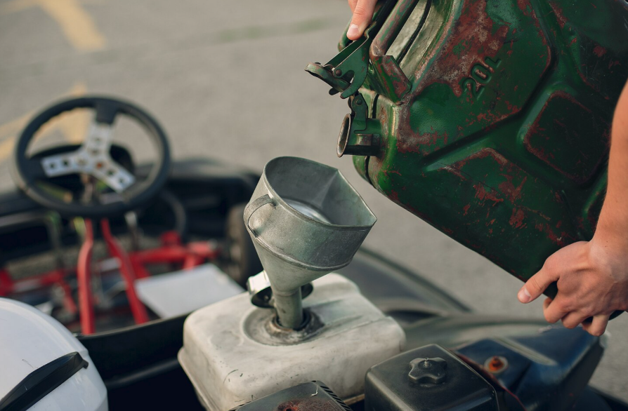 De ce se afumă bujia la motocultor? Diagnostic corect | Travandi.ro