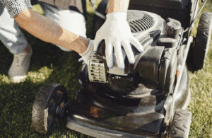 cat ulei intra in masina de tuns iarba