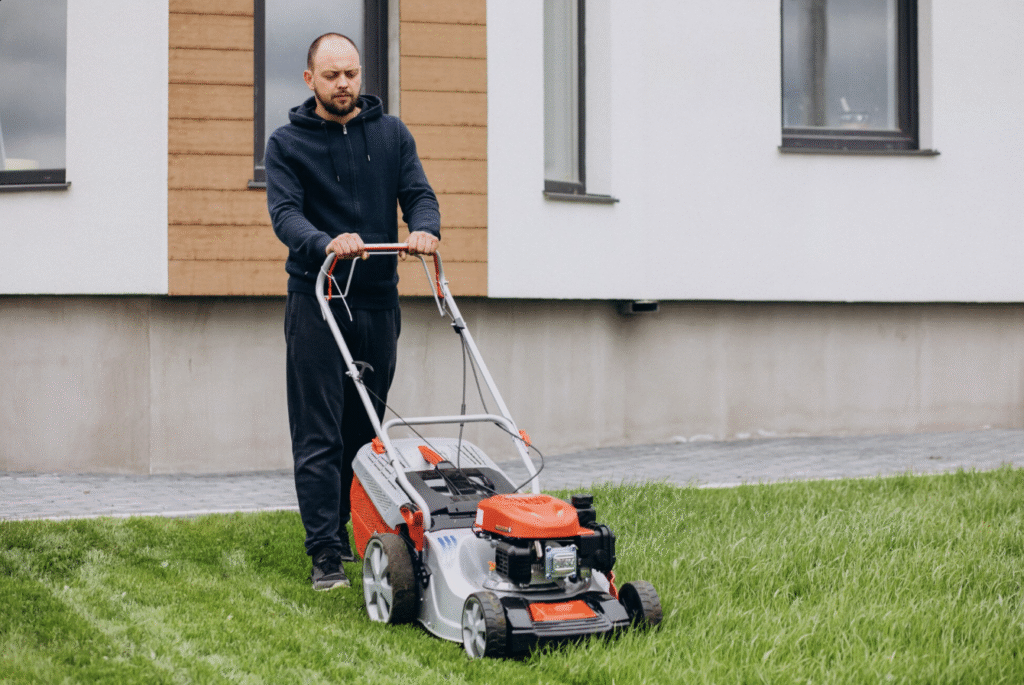 Cât ulei intră în mașina de tuns iarba? | Travandi.ro