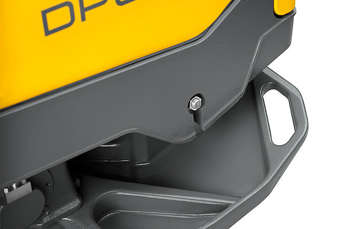Placa compactoare reversibila Wacker Neuson DPU80rLem670, diesel, racire cu apa, greutate 709 kg, forta de impact 80 kN, pornire electrica, telecomanda | Travandi.ro
