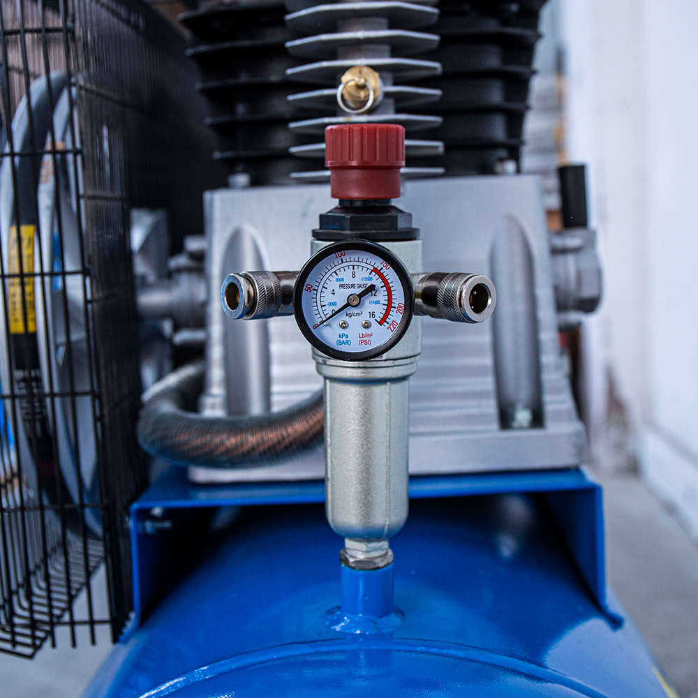Compresor aer cu ulei AIRMASTER 5.5cp 200l debit aer aspirat 550l/min debit aer refulat 412l/min 10bar 175kg | Travandi.ro