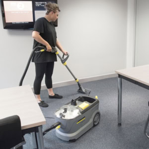 Aspirator cu spalare prin injectie-extractie profesional Karcher Puzzi 10/1 17 Aspirator cu spalare prin injectie-extractie profesional Karcher Puzzi 10/1 | Travandi.ro