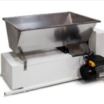 Zdrobitor-descirochinator By-zdrob Pro.e cu motor 0.75Kw, cuva 850×480 Inox, valturi Ø96×220mm aluminiu