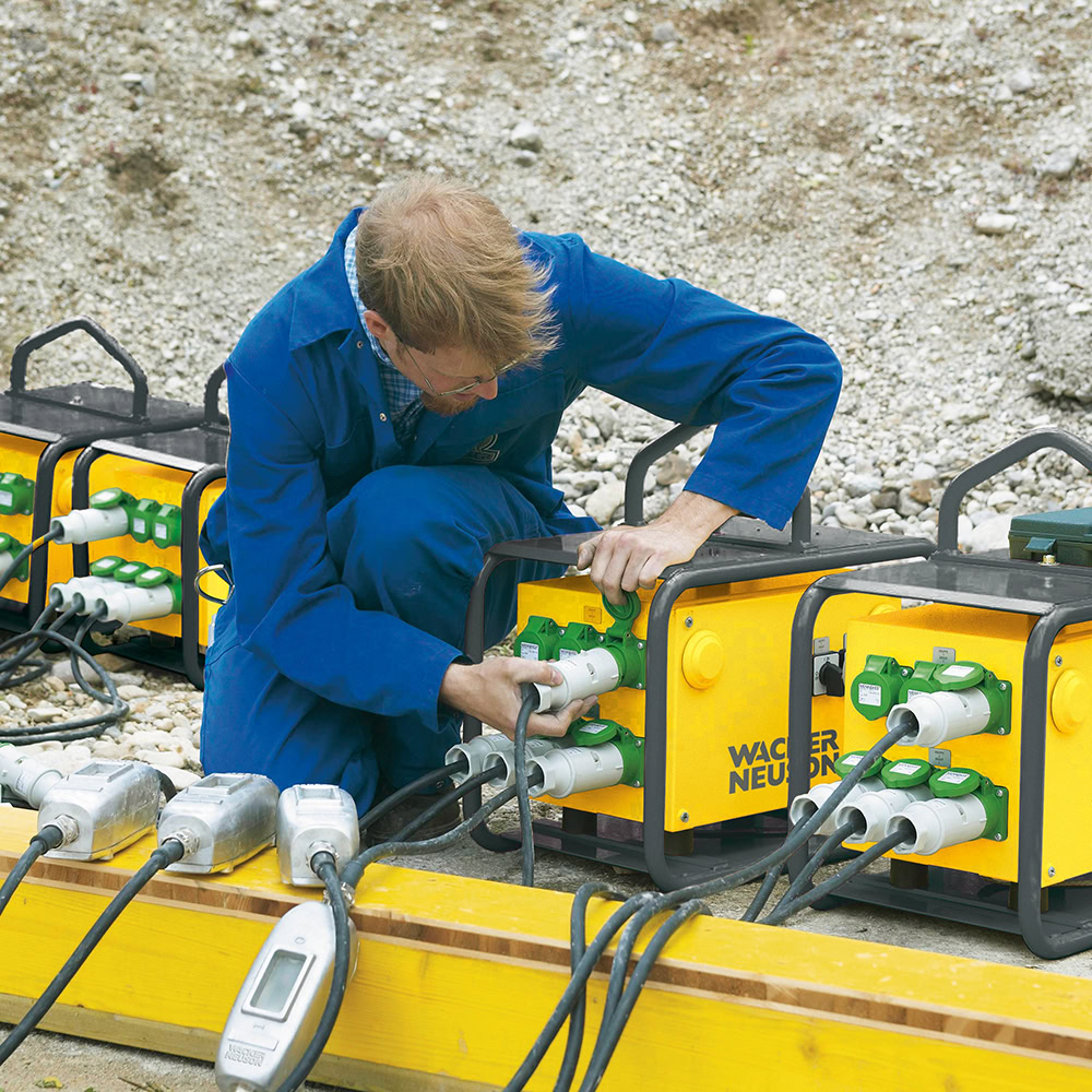 Convertizor electronic de frecventa si tensiune Wacker Neuson FUE10/250/200, stationar, cu reglare de frecventa infinit variabila pentru functionare pe conexiuni trifazice de 250 V, curent iesire 25 A 3 Convertizor electronic de frecventa si tensiune Wacker Neuson FUE10/250/200, stationar, cu reglare de frecventa infinit variabila pentru functionare pe conexiuni trifazice de 250 V, curent iesire 25 A - Image 3
