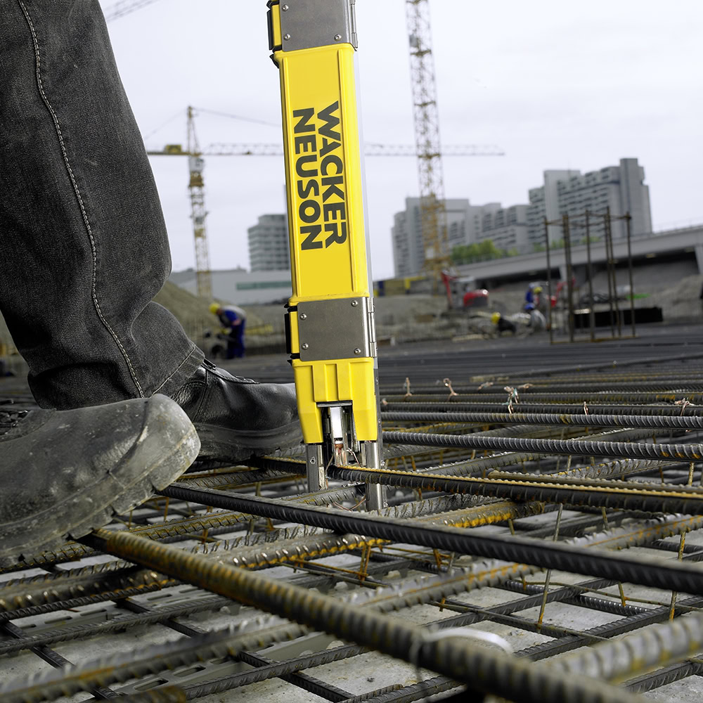 Masina de legat armaturi Wacker Neuson DF16, magazie pentru 77 de legaturi, capacitate legare 1000 noduri/h 6 Masina de legat armaturi Wacker Neuson DF16, magazie pentru 77 de legaturi, capacitate legare 1000 noduri/h - Image 6