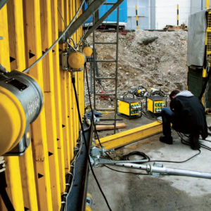 Vibrator extern pentru cofraj Wacker NeusonAR26/6/042_CS, 42 V, 6000 rpm, frecventa 200 Hz, forta centrifuga 3.47 kN, comutator On/Off integrat | Travandi.ro