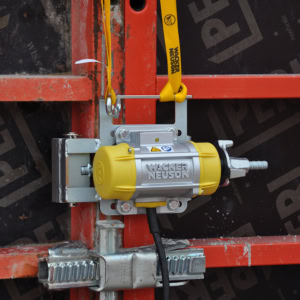 Vibrator extern pentru cofraj Wacker Neuson AR26/6/250, 250 V, 6000 rpm, frecventa 200 Hz, forta centrifuga 3.47 kN | Travandi.ro