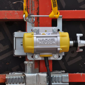 Vibrator extern pentru cofraj Wacker Neuson AR26/6/250, 250 V, 6000 rpm, frecventa 200 Hz, forta centrifuga 3.47 kN | Travandi.ro