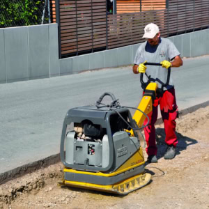 Placa compactoare reversibila Wacker Neuson DPU6555Hecsh, cadru de protectie ingust, diesel, greutate 500 kg, forta de impact 65 kN, pornire electrica, sistem Compatec, contor ore de functionare 7 Placa compactoare reversibila Wacker Neuson DPU6555Hecsh, cadru de protectie ingust, diesel, greutate 500 kg, forta de impact 65 kN, pornire electrica, sistem Compatec, contor ore de functionare | Travandi.ro