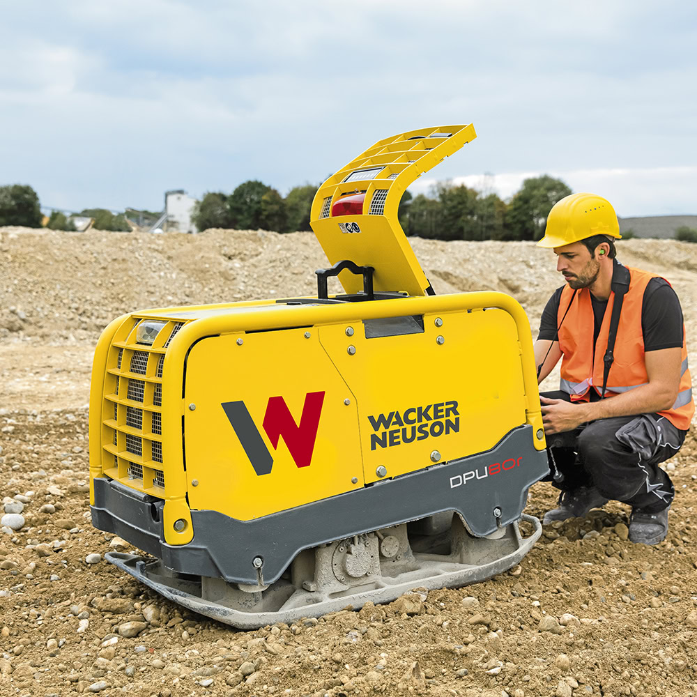 Placa compactoare reversibila Wacker Neuson DPU80rLem770, diesel, racire cu apa, greutate 724 kg, forta de impact 80 kN, pornire electrica, telecomanda 5 Placa compactoare reversibila Wacker Neuson DPU80rLem770, diesel, racire cu apa, greutate 724 kg, forta de impact 80 kN, pornire electrica, telecomanda - Image 5