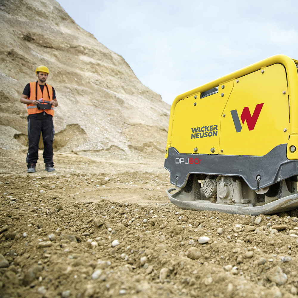 Placa compactoare reversibila Wacker Neuson DPU80rLem770, diesel, racire cu apa, greutate 724 kg, forta de impact 80 kN, pornire electrica, telecomanda 6 Placa compactoare reversibila Wacker Neuson DPU80rLem770, diesel, racire cu apa, greutate 724 kg, forta de impact 80 kN, pornire electrica, telecomanda - Image 6
