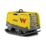 Placa compactoare reversibila Wacker Neuson DPU80rLec670, diesel, racire cu apa, greutate 711 kg, forta de impact 80 kN, pornire electrica, telecomanda, sistem Compatec