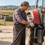 Fermier realimentează tractorul cu motorină